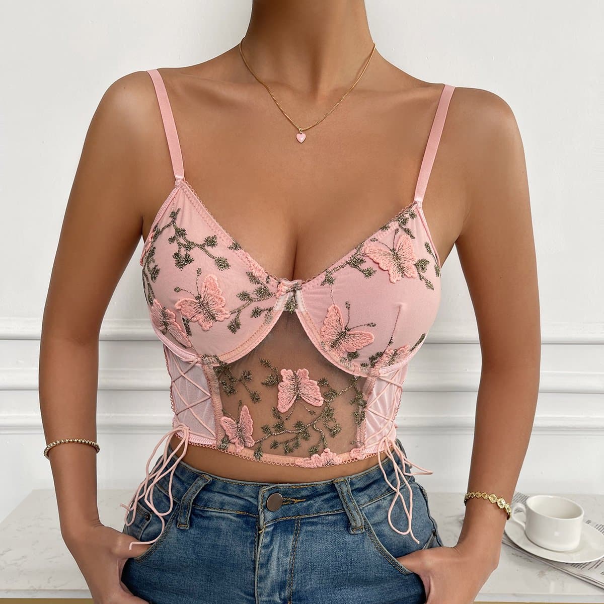 Top camisola acolchado con encaje y corpiño de malla con bordado de mariposas 