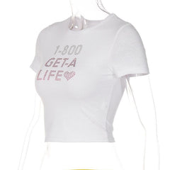 Kurzärmliges Crop-Top mit Rundhalsausschnitt und Perlenkontrasten im „GET-A LIFE“-Muster 