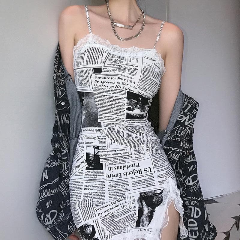 Vestido camisola con abertura y estampado de periódico con dobladillo de encaje