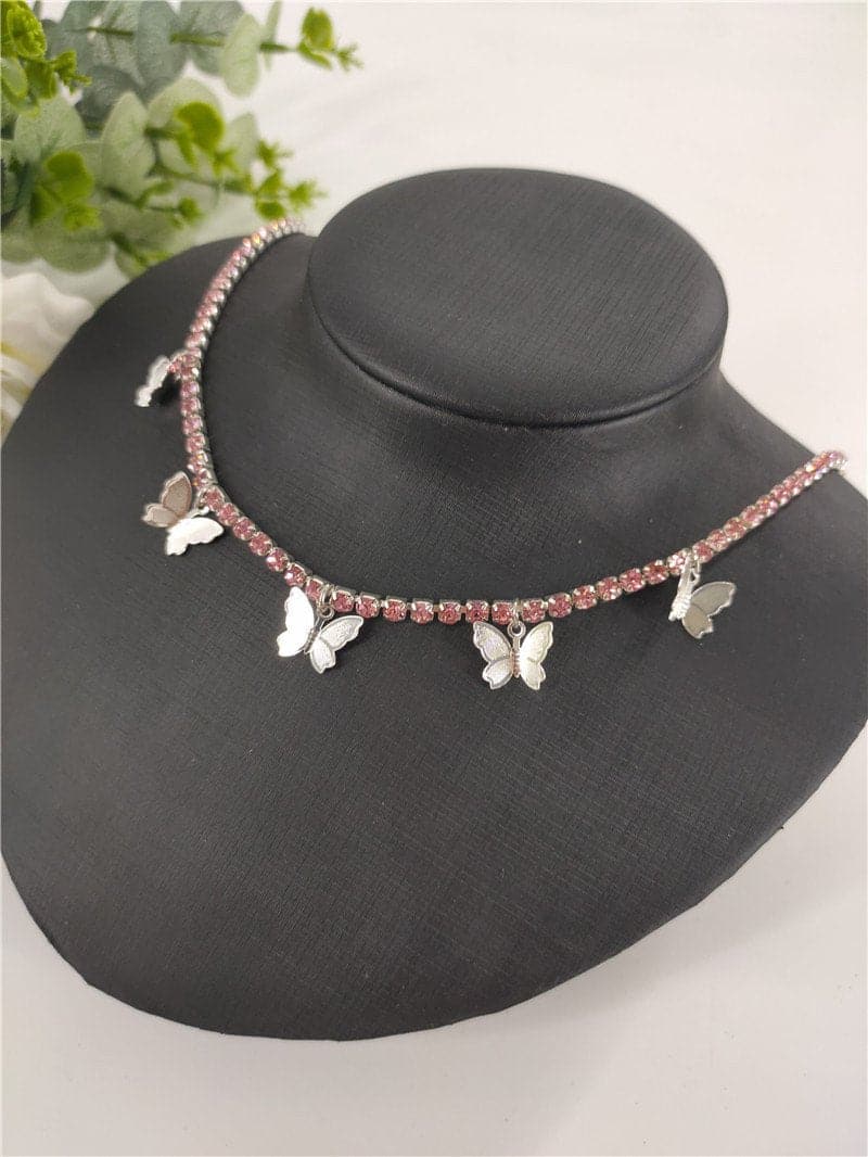 Collar con colgante de mariposa con diamantes de imitación 