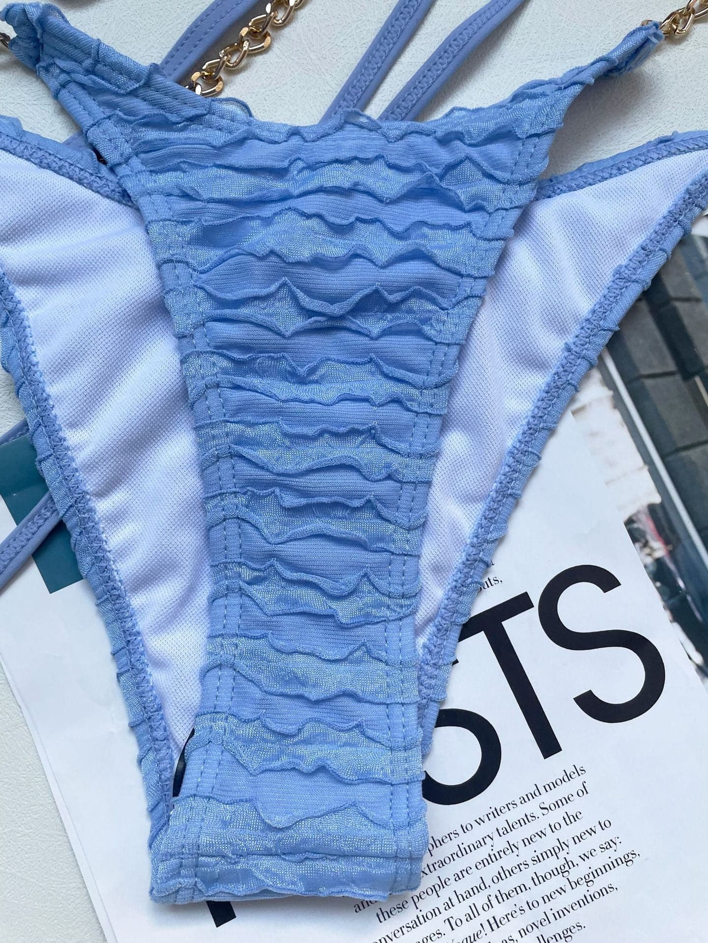 Rückenfreier Bikini mit strukturierter Metallkette und unregelmäßiger Selbstbindung