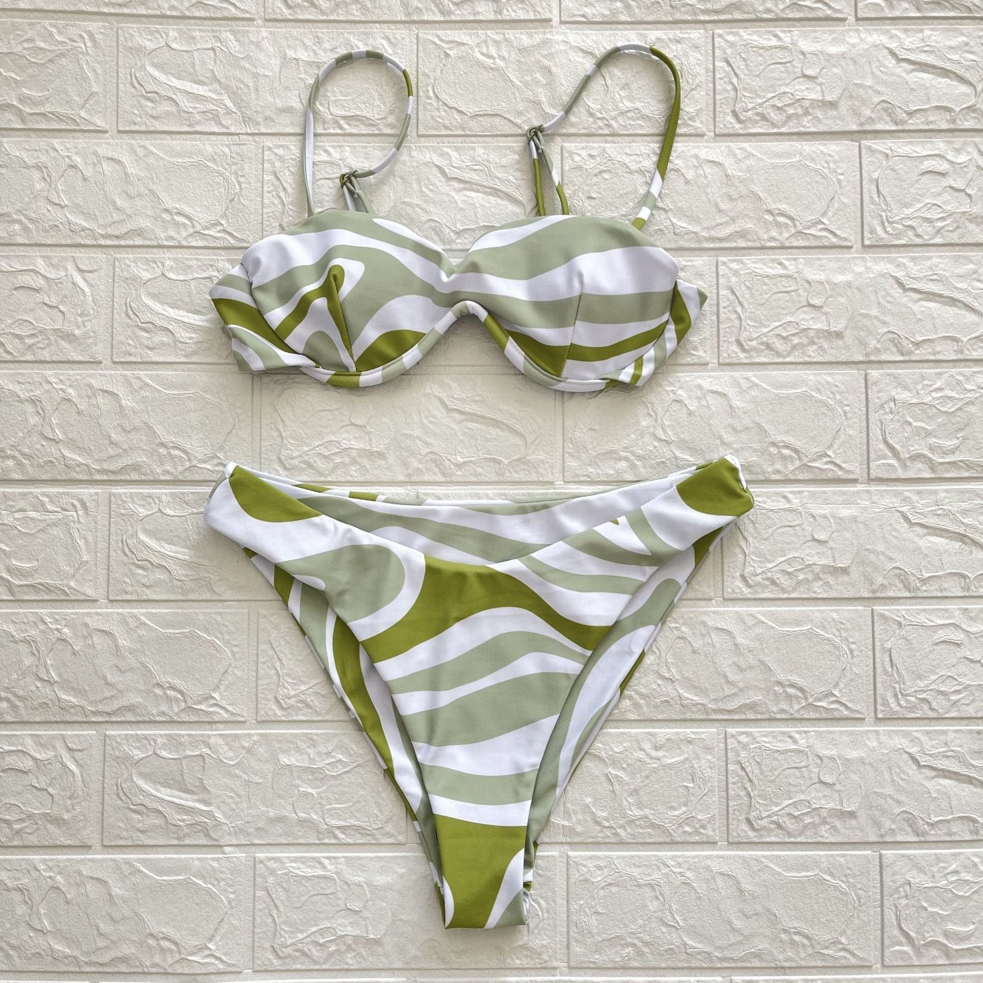 Traje de baño tipo bikini de tirantes con cuello cuadrado y botones y estampado en contraste