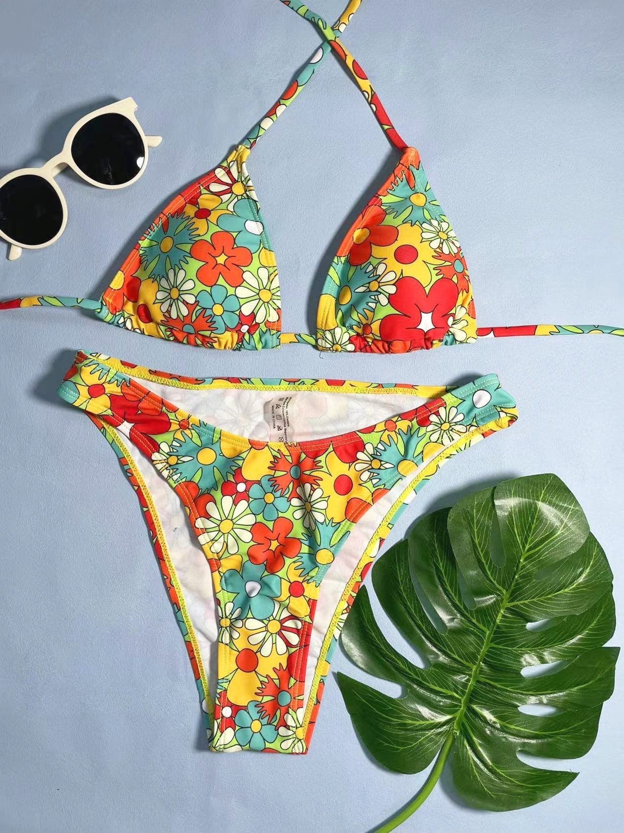 Neckholder-Bikini zum Selbstbinden mit kontrastierendem Blumenmuster