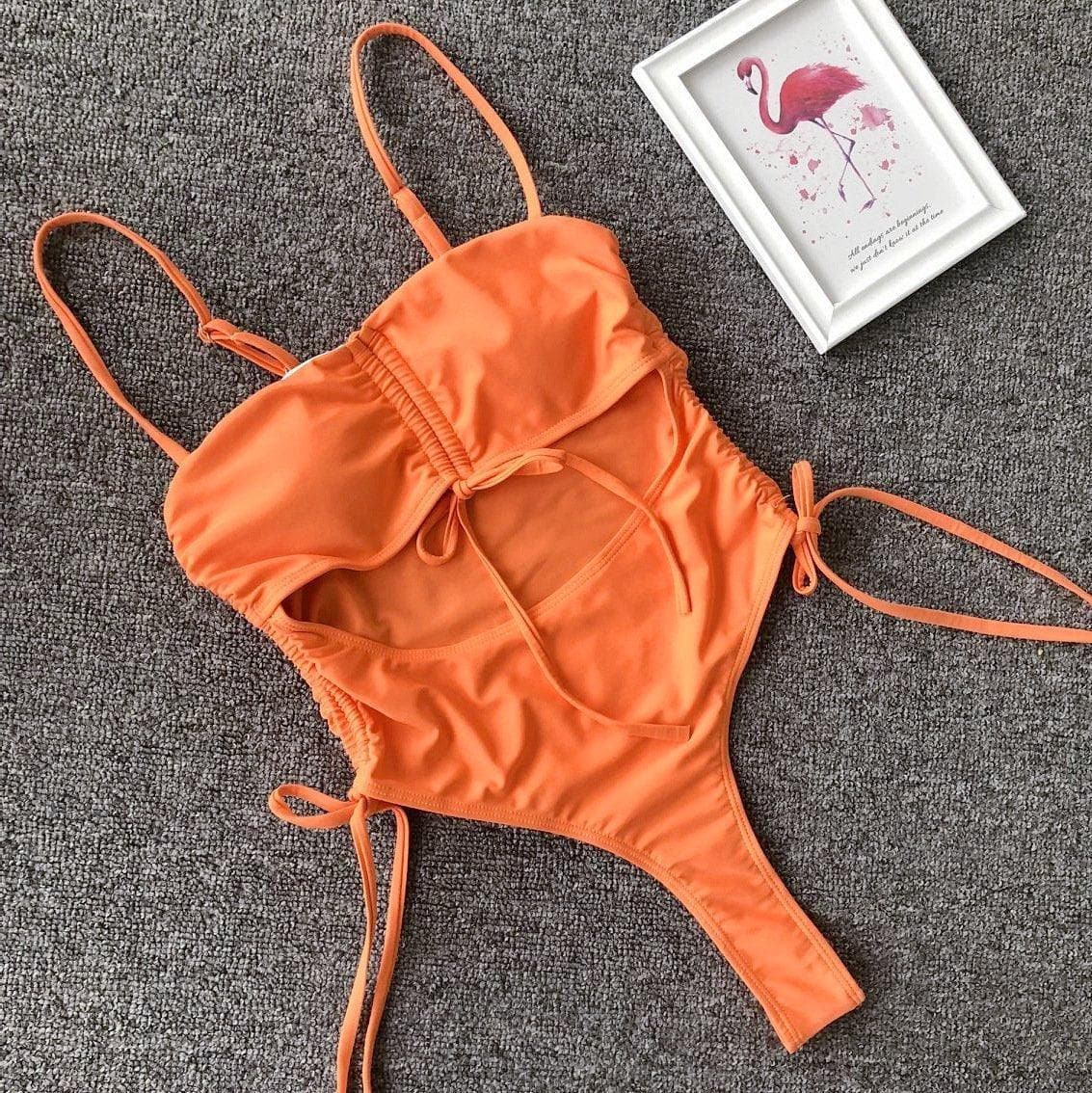 Ausgehöhlter einteiliger Bademode-Bikini mit Kordelzug