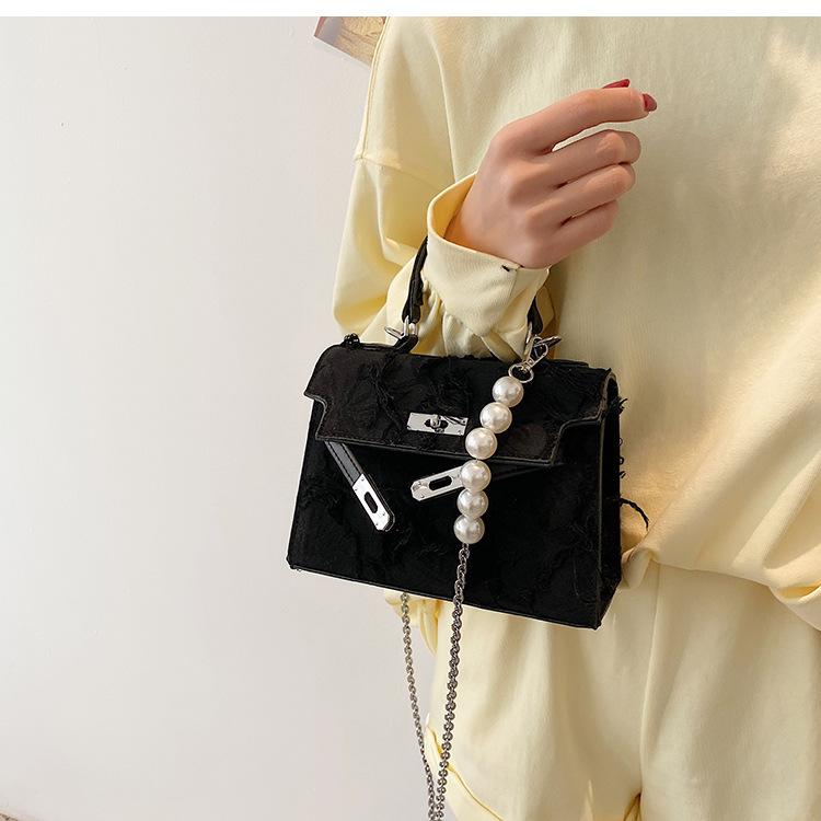 Bolso bandolera con cadena metálica texturizada con perlas sintéticas