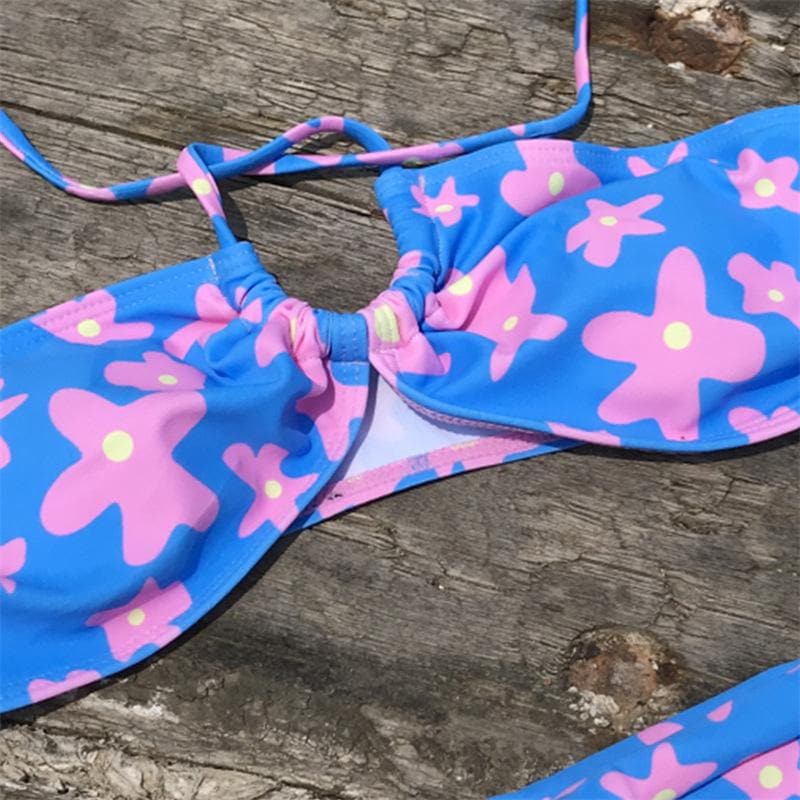 Traje de baño bikini con estampado floral y parte superior de tubo con agujeros y lazo en contraste 