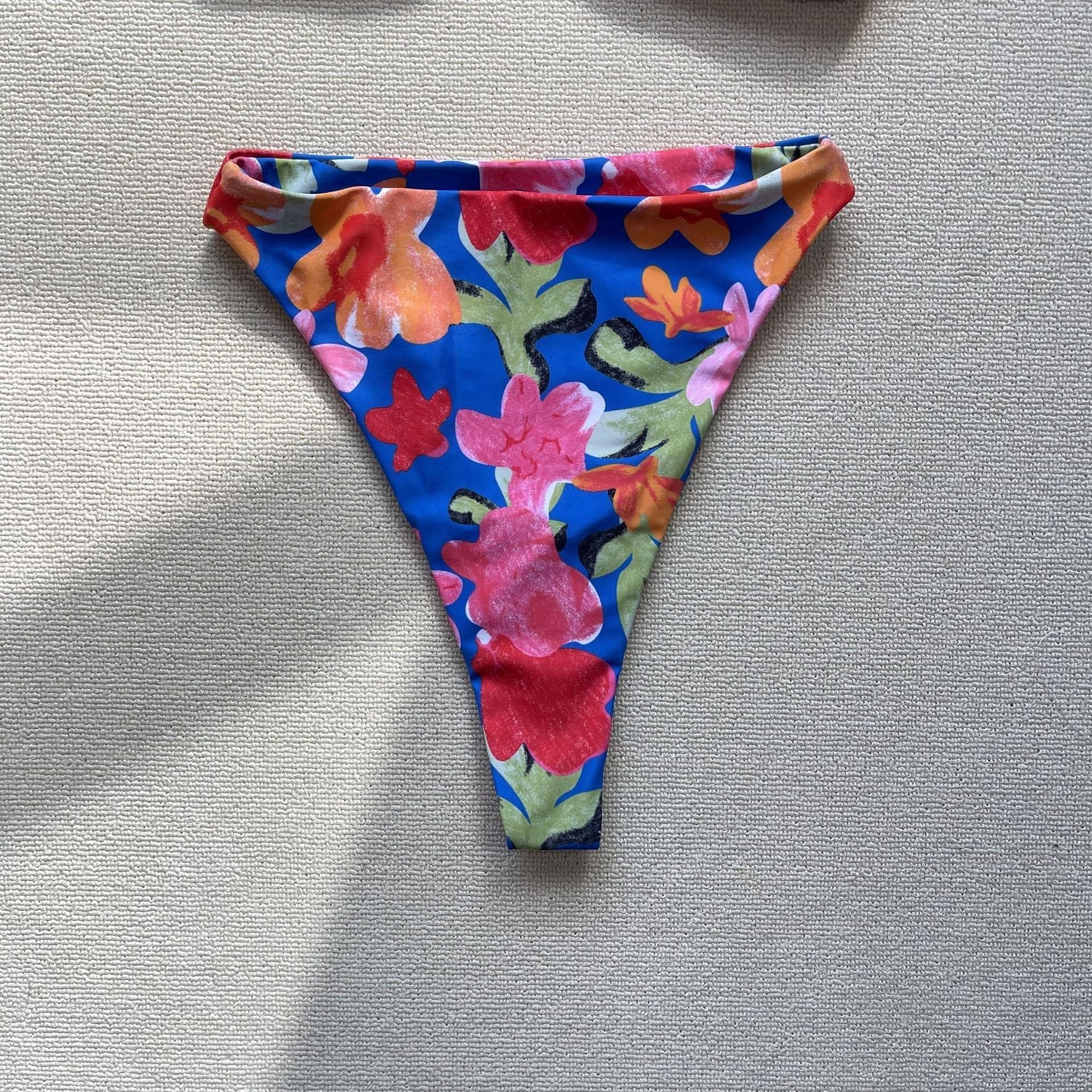 Rückenfreier Bikini mit Blumenmuster und Kontrast-Kreuzrücken