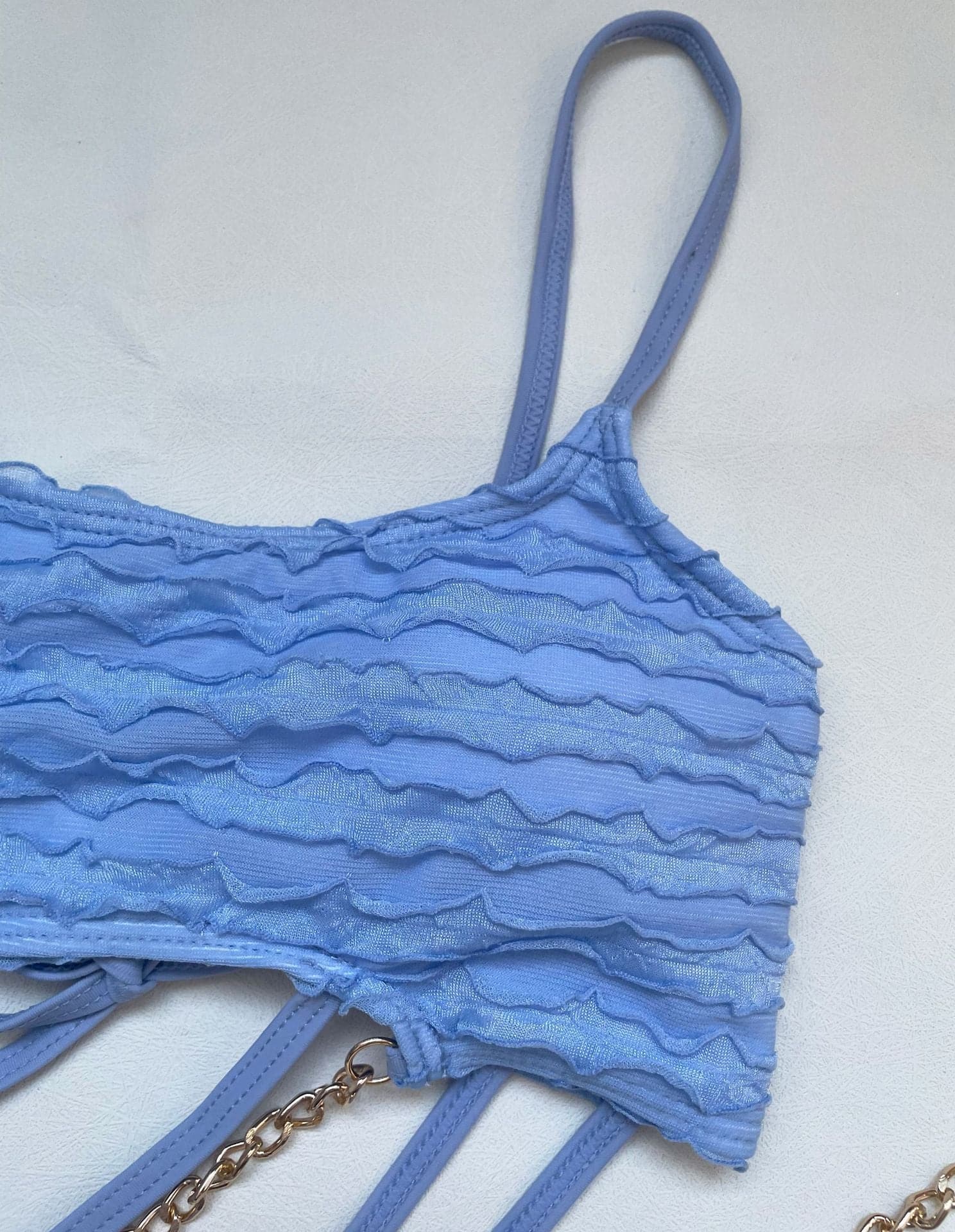 Rückenfreier Bikini mit strukturierter Metallkette und unregelmäßiger Selbstbindung