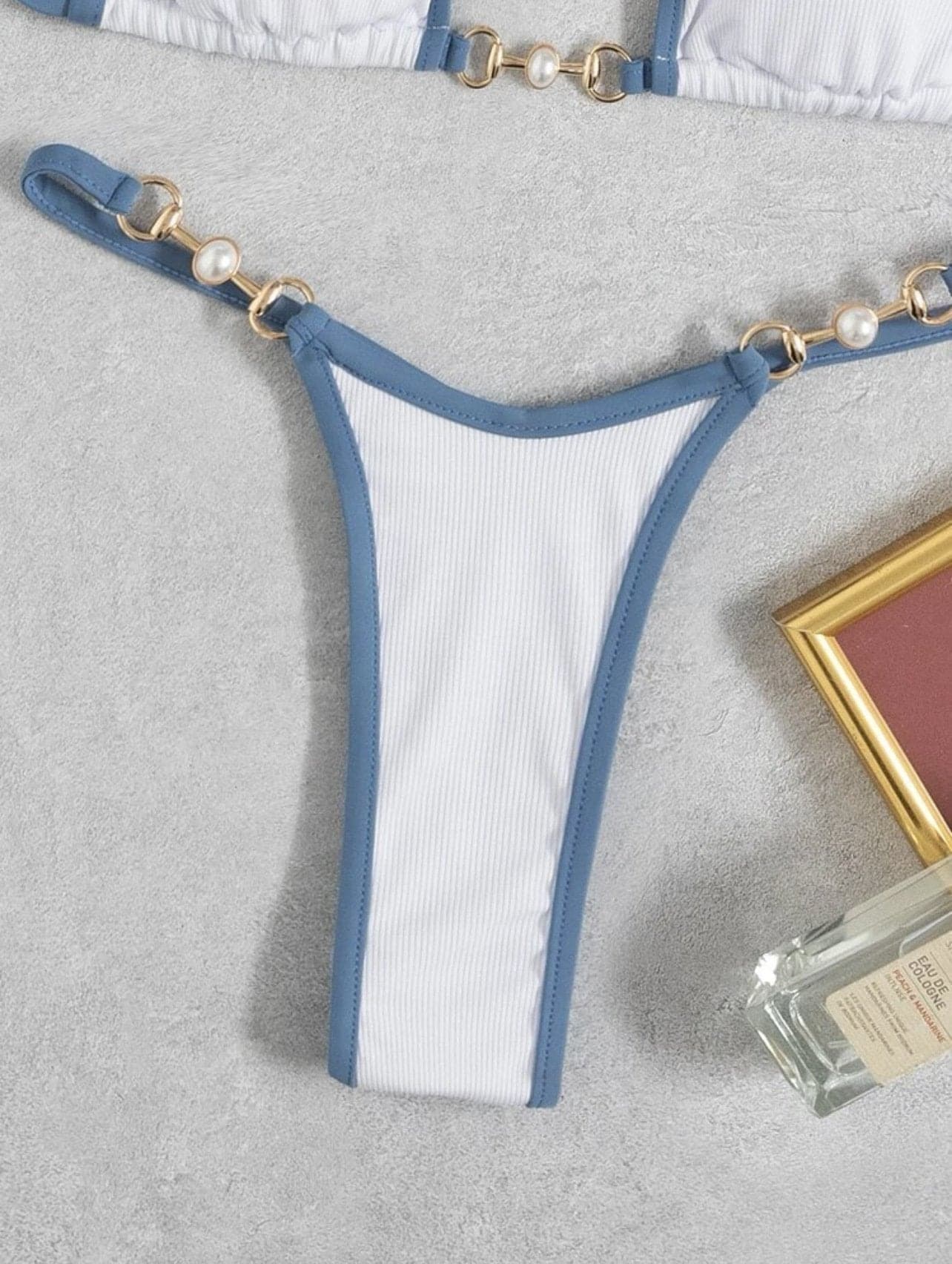 Rückenfreier Bikini mit Metallkette und Neckholder in Kontrastfarbe zum Selbstbinden