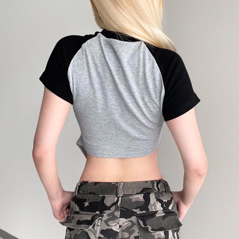 Geripptes Crop-Top mit unregelmäßigen, kurzärmligen „A“-Applikation im Kontrast-Patchwork