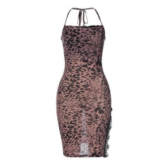 Vestido mini con abertura halter, dobladillo de encaje en contraste y estampado de leopardo 