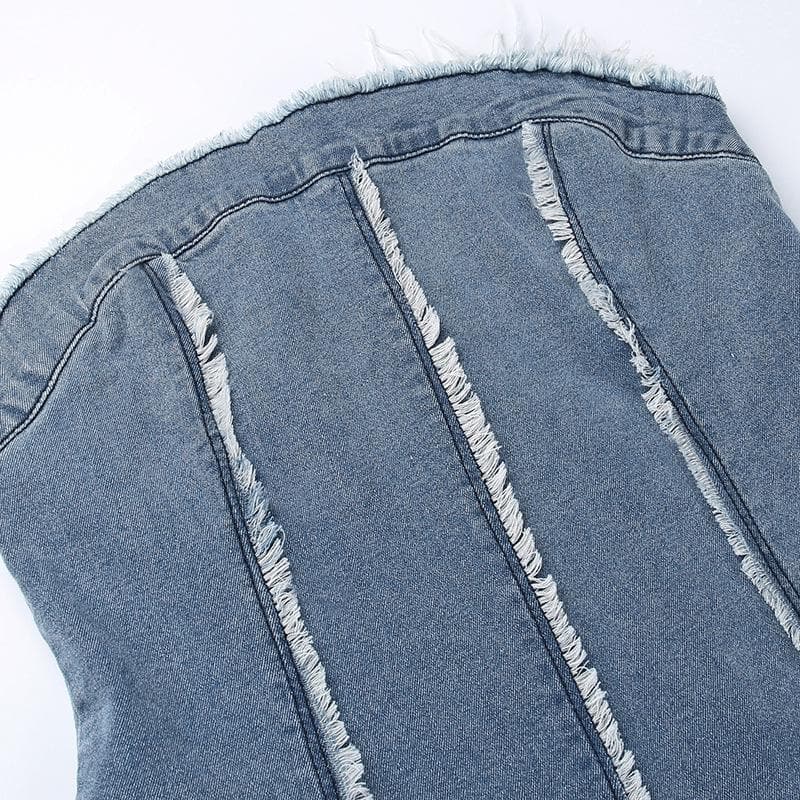 Rückenfreies Jeans-Minikleid mit Reißverschluss und ungesäumtem Saum in Kontrastfarbe