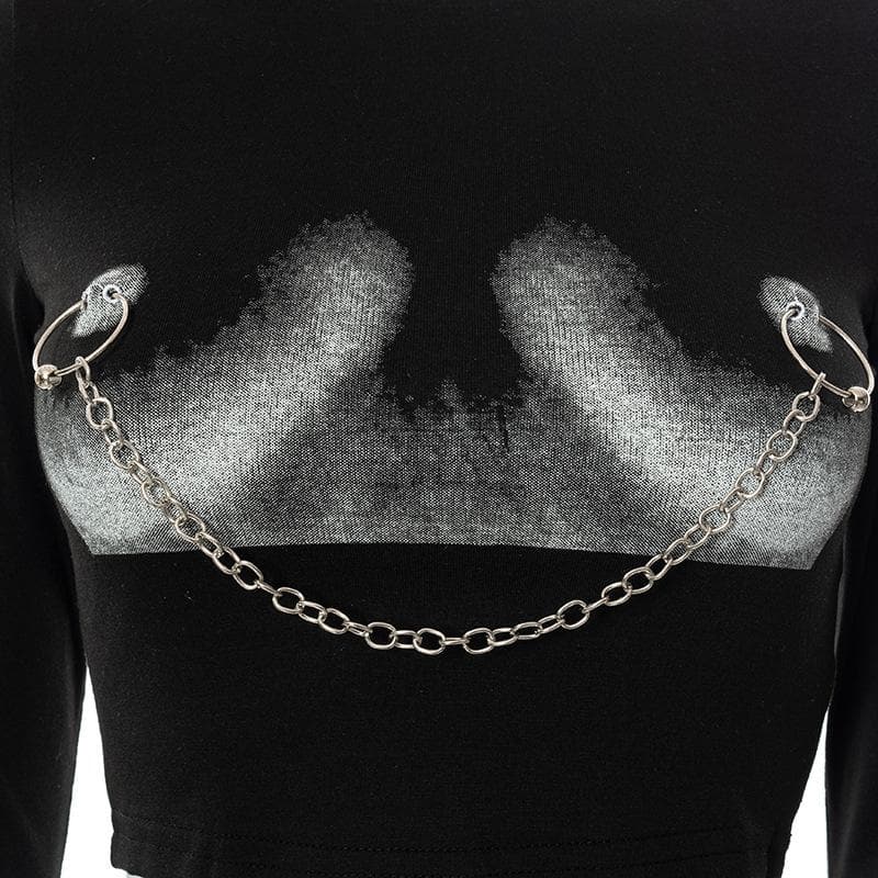 Kurzärmliges Crop-Top mit Metallkette im Kontrast zum Body-Print