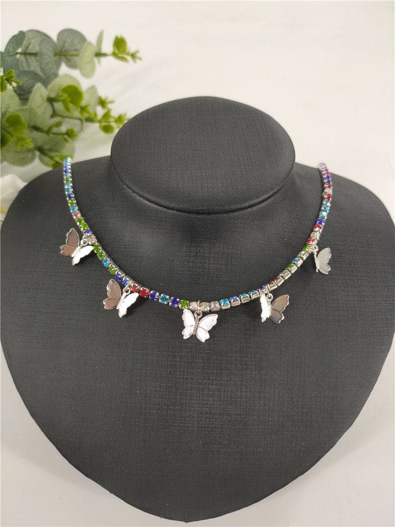 Collar con colgante de mariposa con diamantes de imitación 