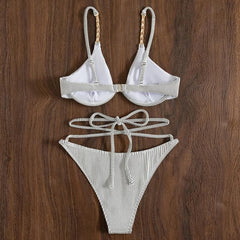 Rückenfreier Bikini mit gestreifter Metallkette und Kreuz vorne