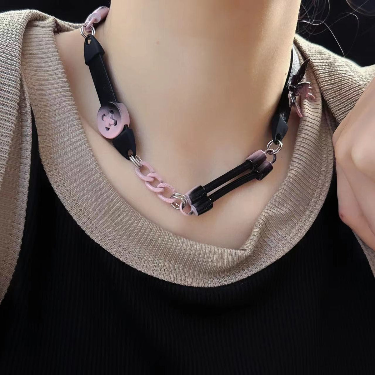 Collar de cadena con colgante de mariposa con contraste degradado 