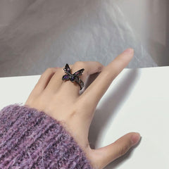 Anillo abierto con cadena y colgante de mariposa