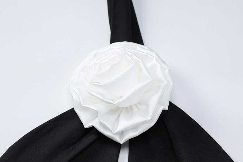 Rückenfreies Neckholder-Minikleid mit Blumenapplikation und kontrastierendem Selbstschnürdesign