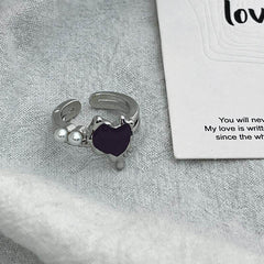 Anillo abierto de plata con perla y lava en forma de corazón 