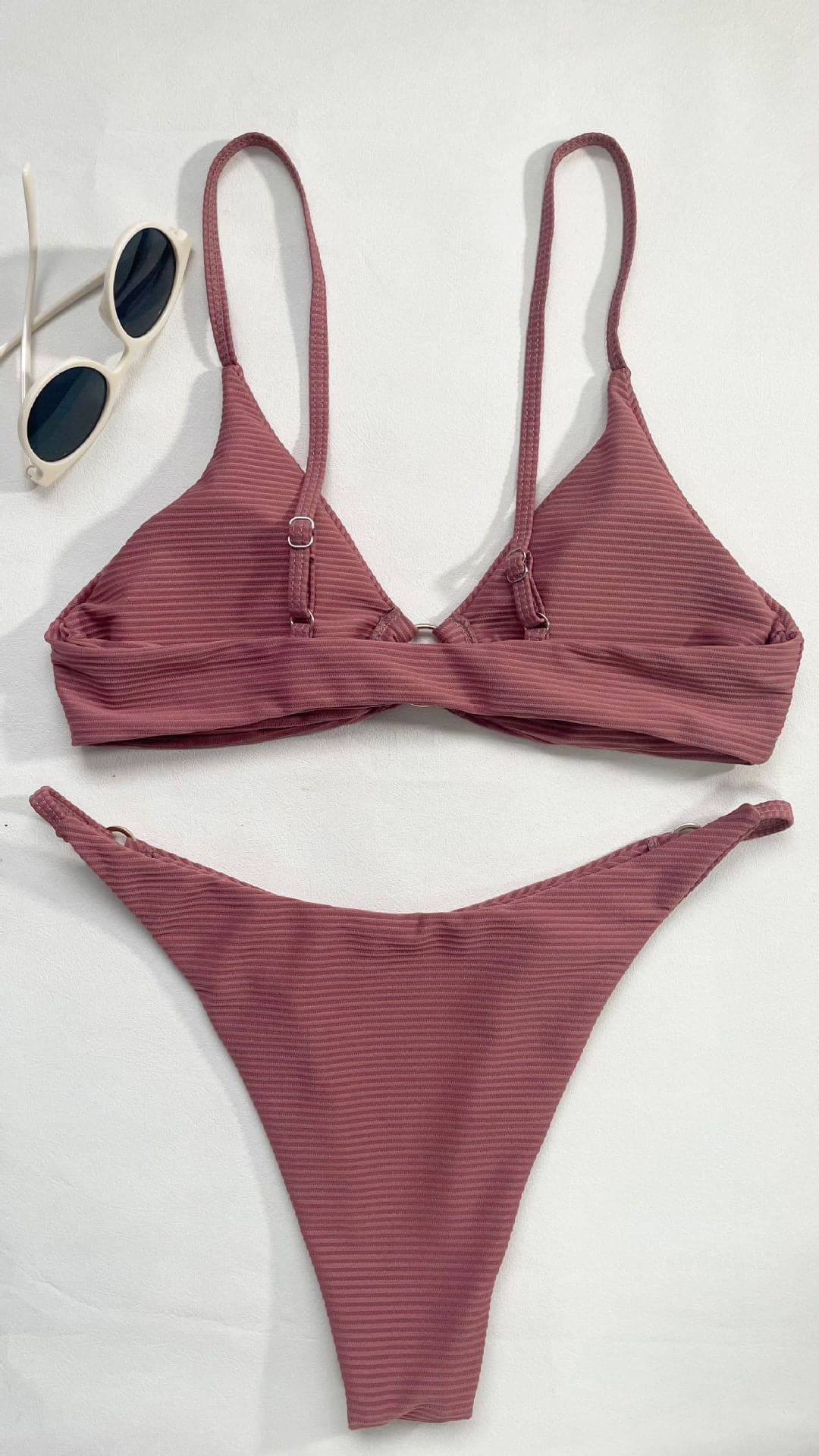 Einfarbiger rückenfreier Camisole-Bikini mit O-Ring und V-Ausschnitt