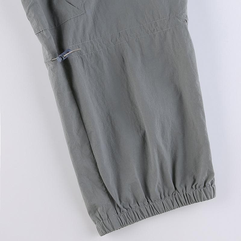 Tief sitzende Baggy-Hose mit fester Cargotasche und Kordelzug 