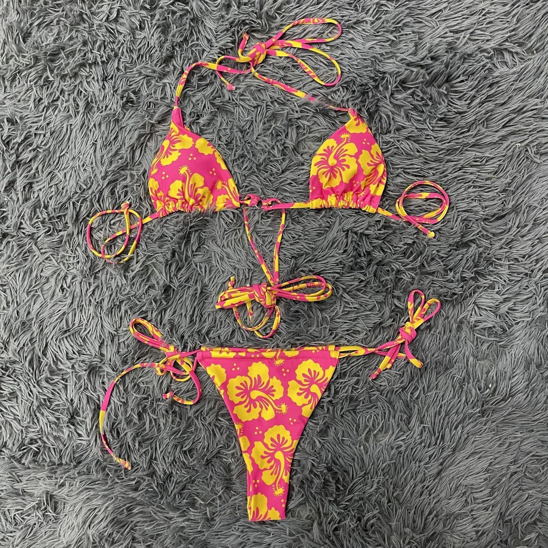 Bikini-Bademode mit Blumenmuster und Kordelzug in Kontrastfarbe und Neckholder zum Selbstbinden