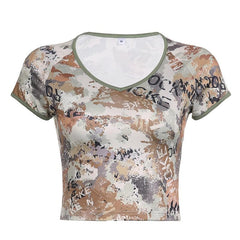 Camouflage-Crop-Top mit V-Ausschnitt und kurzen Ärmeln in Kontrastfarbe