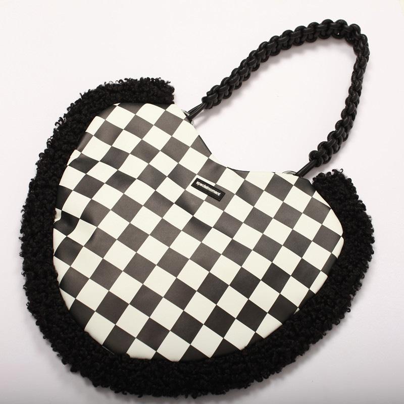 Bolso de hombro con cuadros escoceses en contraste y esponjosos en forma de corazón