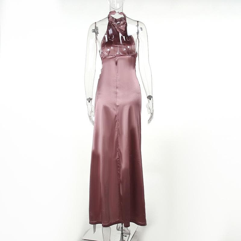 Gerafftes, rückenfreies Maxikleid aus Satin mit Neckholder und Schlitz