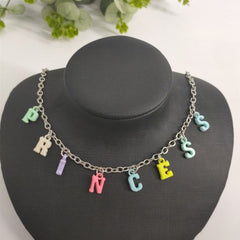 Collar multicolor con colgante de letra 