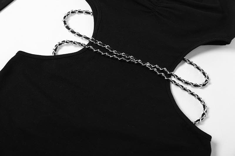 Kleid mit seitlich ausgehöhlten Metallketten und Neckholder-Netzhandschuhen 