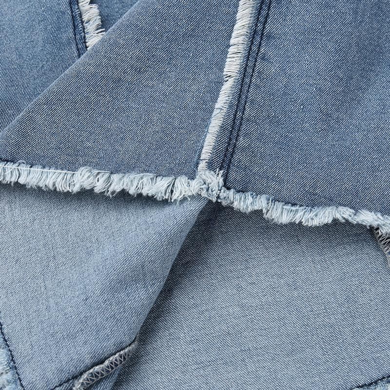 Rückenfreies Jeans-Minikleid mit Reißverschluss und ungesäumtem Saum in Kontrastfarbe