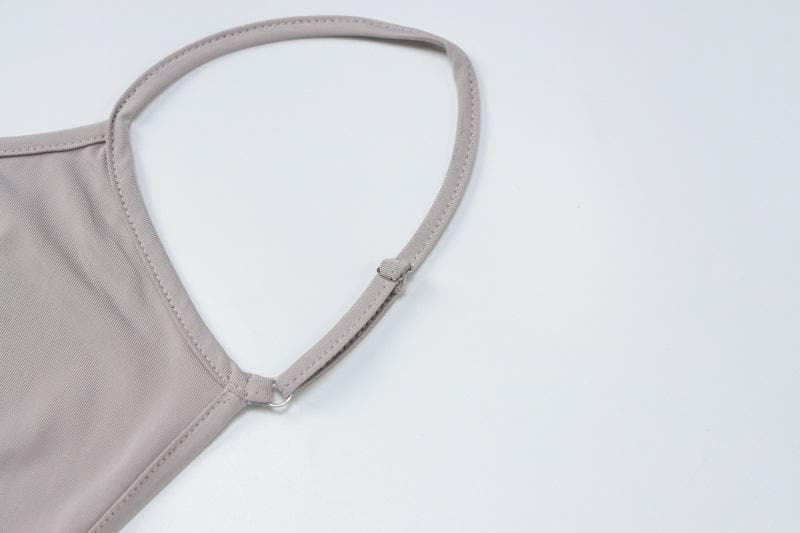 Einfarbiger, rückenfreier Camisole-Strampler mit gerüschtem U-Ausschnitt