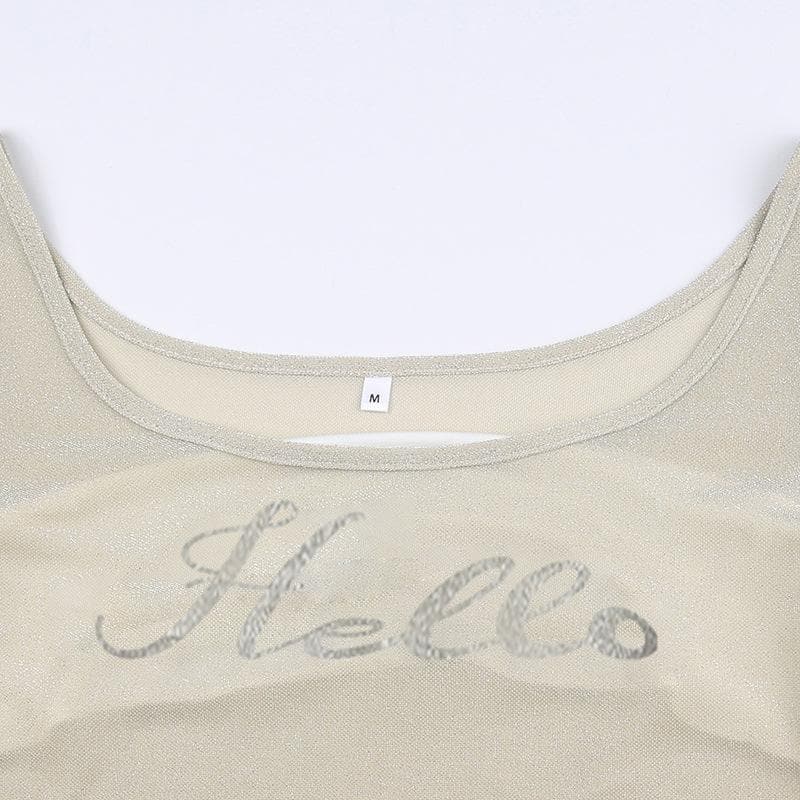 Top corto texturizado con cuello en U y mangas acampanadas con estampado "Hello" 