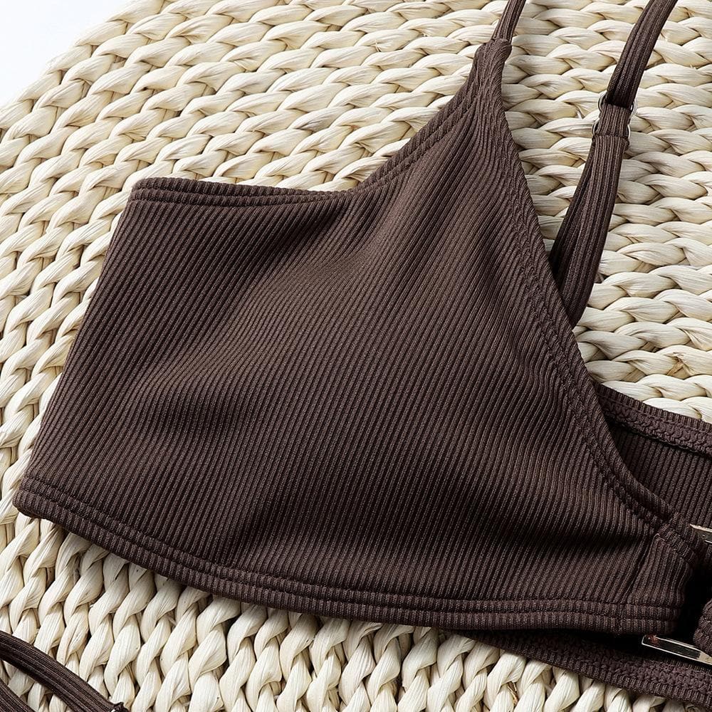 Tief ausgeschnittener, rückenfreier Camisole-Bikini mit Knöpfen