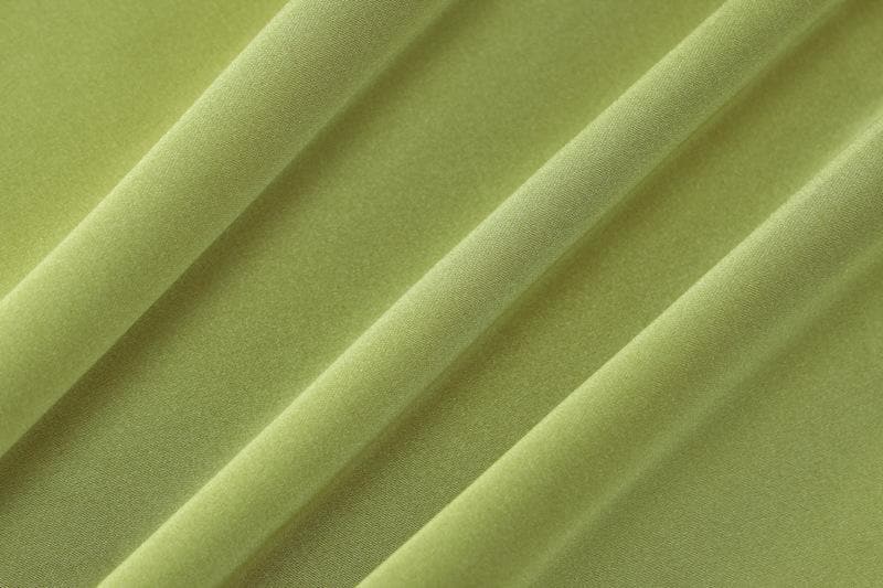 Einfarbiges, rückenfreies Maxikleid aus Satin mit Wasserfallausschnitt und Schlitz