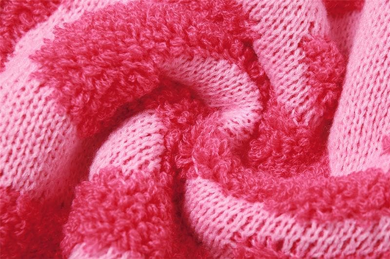 Strukturiertes, gestricktes Crop-Top mit V-Ausschnitt und Knöpfen in Kontrastfarbe