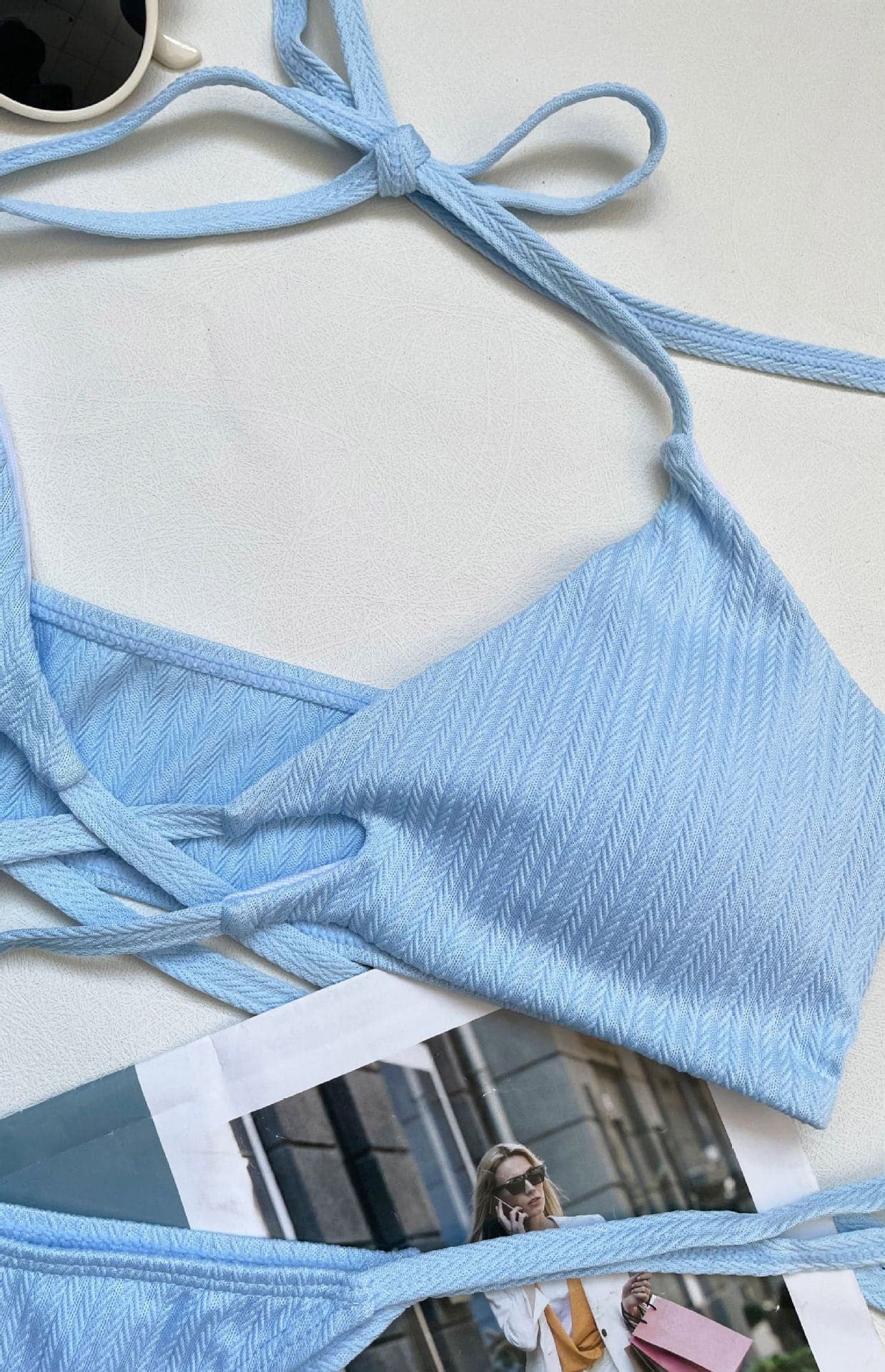 Traje de baño bikini con cuello halter, espalda descubierta y lazo cruzado en la parte delantera