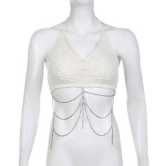 Rückenfreies Häkel-Crop-Top zum Selbstbinden mit gerüschtem V-Ausschnitt und Neckholder mit Metallkette 