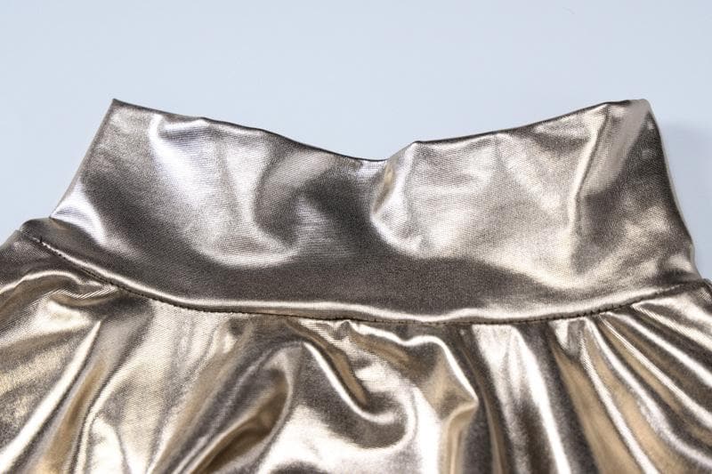 Metallic-Maxikleid mit langen Ärmeln, hohem Kragen und Handschuhen, rückenfrei und gerüscht