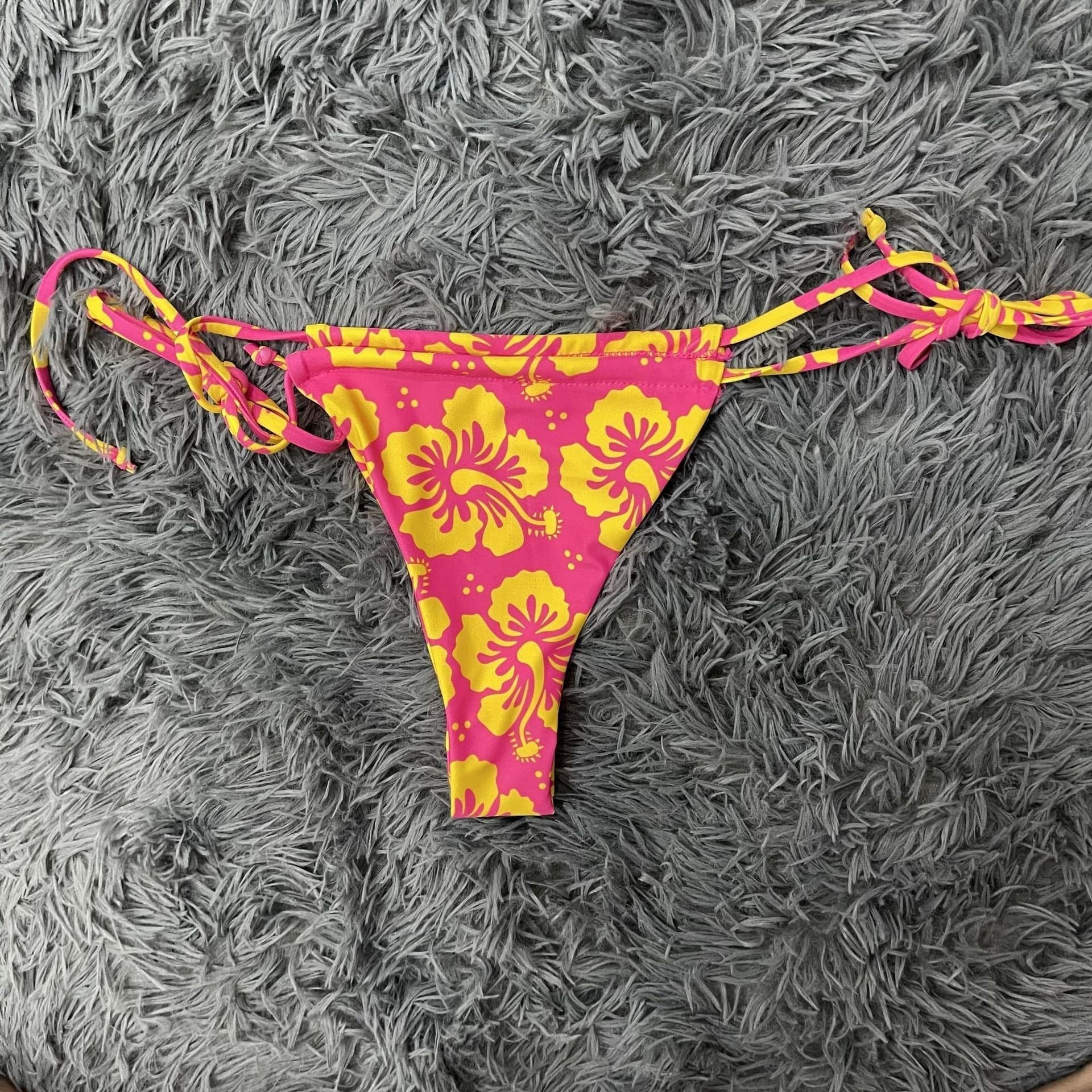 Bikini-Bademode mit Blumenmuster und Kordelzug in Kontrastfarbe und Neckholder zum Selbstbinden