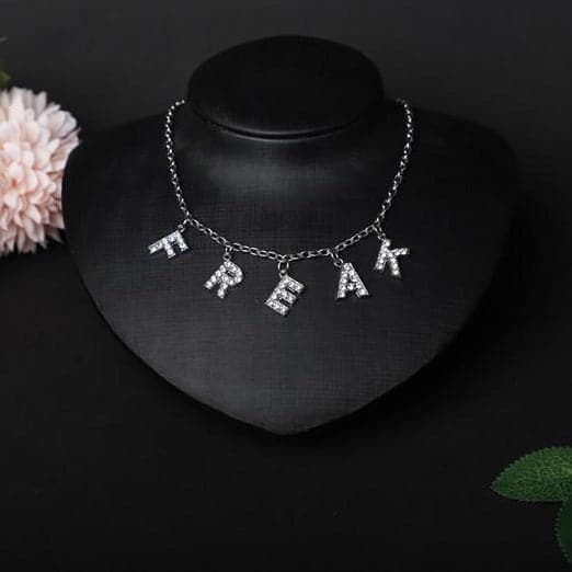 Collar de diamantes de imitación con colgante de personajes 