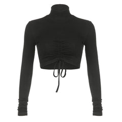 Top corto liso con cuello alto, manga larga y cordón ajustable 