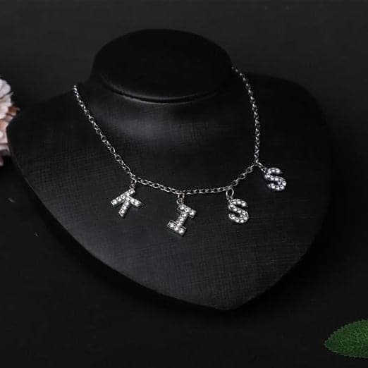 Collar de diamantes de imitación con colgante de personajes 