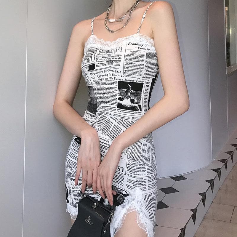 Vestido camisola con abertura y estampado de periódico con dobladillo de encaje