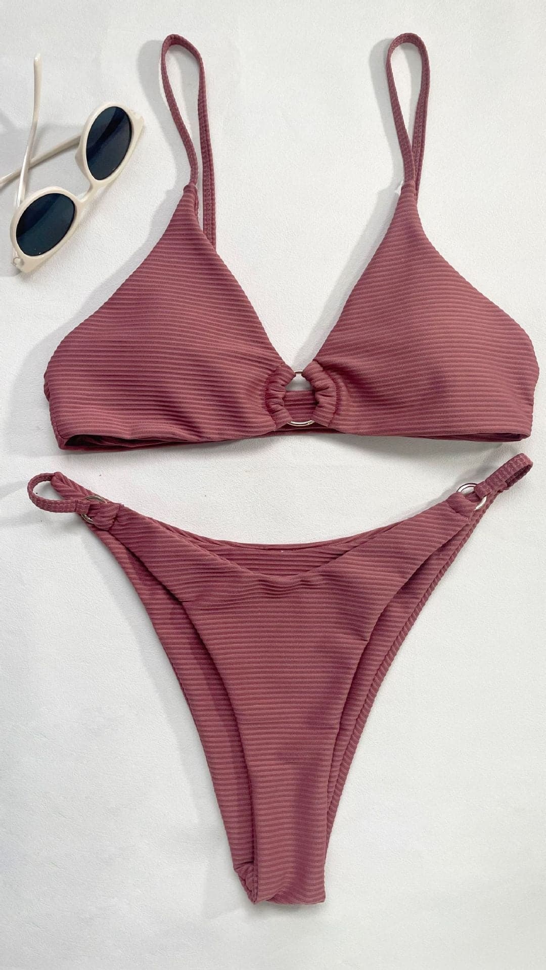 Einfarbiger rückenfreier Camisole-Bikini mit O-Ring und V-Ausschnitt