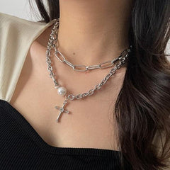 Mehrreihige Choker-Halskette mit Kreuz und Kunstperlen 