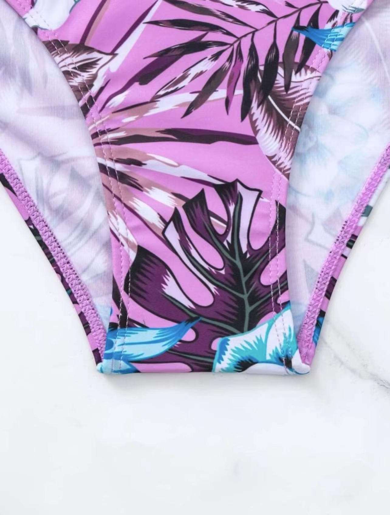 Traje de baño de bikini de tirantes finos con espalda descubierta y relleno en contraste con estampado floral 