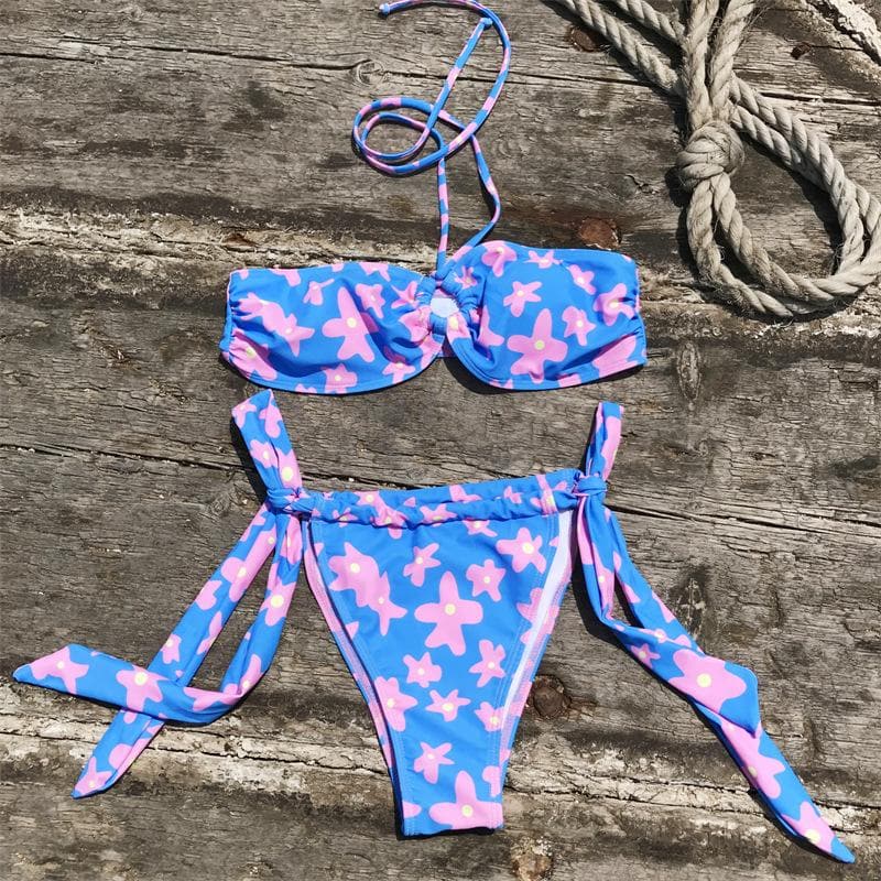 Traje de baño bikini con estampado floral y parte superior de tubo con agujeros y lazo en contraste 