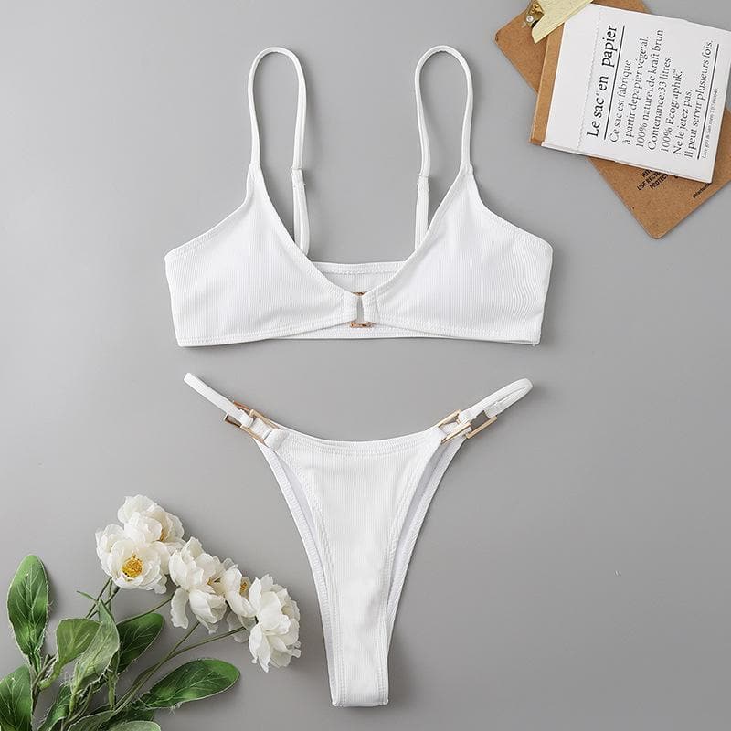 Tief ausgeschnittener, rückenfreier Camisole-Bikini mit Knöpfen